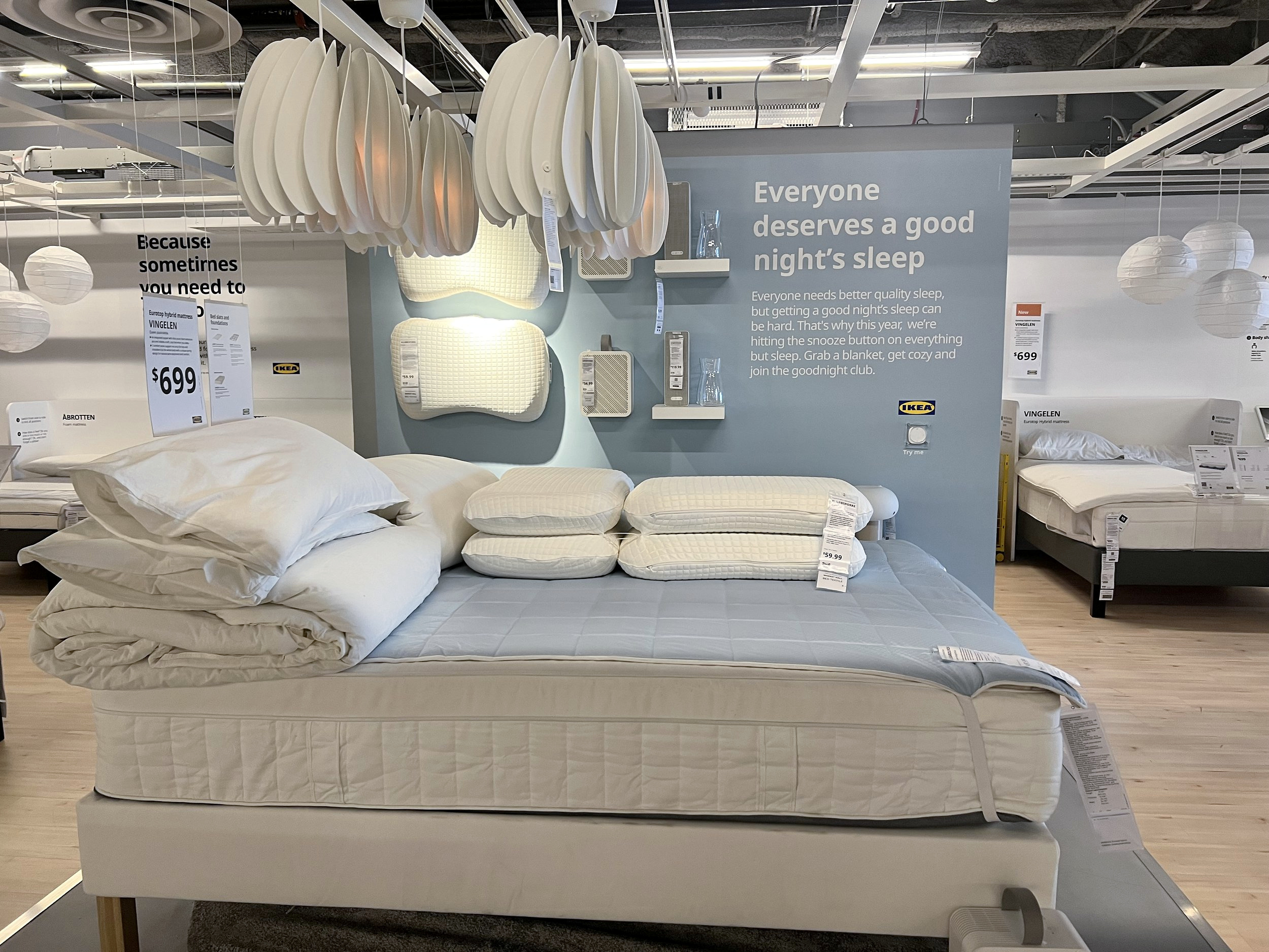 Bedroom display with sleep communication in store